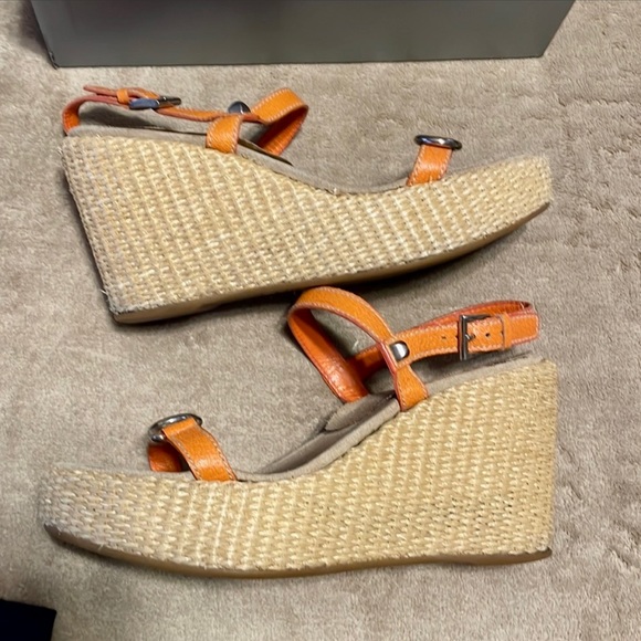 Authentic Prada leather sandals perfect for the spring and summer. - Picture 3 of 11